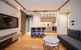 Legacy Apartment - Modern Stay With Parking